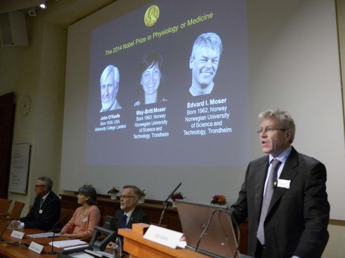 Professor Ole Kiehn presents the winners of the Nobel Prize in Medicine U.S.-British scientist John O'Keefe and Norwegian husband and wife Edvard Moser and May-Britt Moser for their discoveries of cells that constitute a positioning system in the brain, at the Karolinska Institute in Stockholm October 6, 2014. O'Keefe and May-Britt and Edvard Moser won the 2014 Nobel prize for medicine or physiology for discoveries of cells that constitute a positioning system in the brain, the award-giving body said on Monday. REUTERS/Bertil Ericson/TT News Agency (SWEDEN - Tags: POLITICS ANNIVERSARY HEALTH) ATTENTION EDITORS - THIS IMAGE HAS BEEN SUPPLIED BY A THIRD PARTY. FOR EDITORIAL USE ONLY. NOT FOR SALE FOR MARKETING OR ADVERTISING CAMPAIGNS. SWEDEN OUT. NO COMMERCIAL OR EDITORIAL SALES IN SWEDEN. THIS PICTURE IS DISTRIBUTED EXACTLY AS RECEIVED BY REUTERS, AS A SERVICE TO CLIENTS