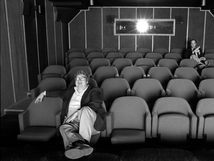 ‪الناقد السينمائي روجر إيبرت يشاهد فيلما داخل صالة سينما‬ (أسوشيتد برس -أرشيف)