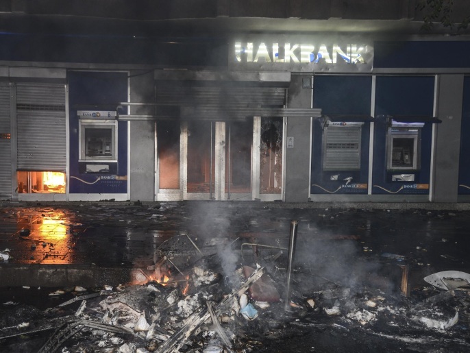 ‪مصرف تعرض للحرق في مدينة‬ (غيتي/الفرنسية)