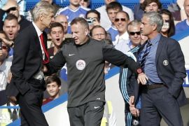 Chelsea's Portuguese manager Jose Mourinho (R) and Arsenal's French manager Arsene Wenger (L) are kept apart by the fourth official Jonathan Moss during the English Premier League football match between Chelsea and Arsenal at Stamford Bridge in London on October 5, 2014. AFP PHOTO/ADRIAN DENNIS == RESTRICTED TO EDITORIAL USE. NO USE WITH UNAUTHORIZED AUDIO, VIDEO, DATA, FIXTURE LISTS, CLUB/LEAGUE LOGOS OR 'LIVE' SERVICES. ONLINE IN-MATCH USE LIMITED TO 45 IMAGES, NO VIDEO EMULATION. NO USE IN BETTING, GAMES OR SINGLE CLUB/LEAGUE/PLAYER PUBLICATIONS. ==