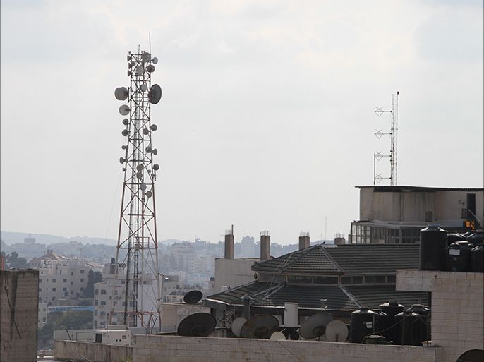 أبراج اتصالات في مدينة رام الله بالضفة الغربية (تصوير: عوض الرجوب-الجزيرة نت)