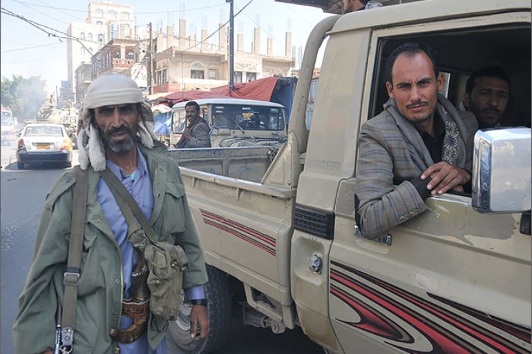مسلح حوثي في نقطة تفتيش وسط صنعاء الجزيرة نت.jpg
