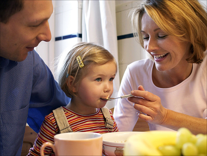 لمواجهة صعوبات البلع، ينبغي أن يتناول الطفل طعامه أثناء الجلوس؛ وليس أثناء اللعب واللهو وأن يأكل بصحبة أحد الأشخاص البالغين، وليس بمفرده