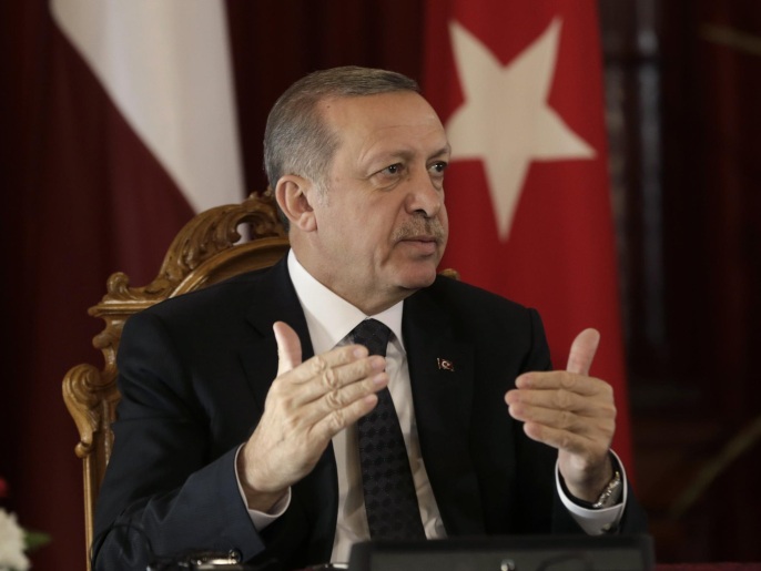 أردوغان أكد أن خيار بلاده الأول هو السماح للجيش السوري الحر بالمرور إلى عين العرب (رويترز)