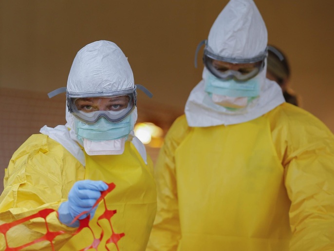 طالبان أميركيان خلال دورات تدريبية على التعامل مع مرضى إيبولا(الأوروبية)