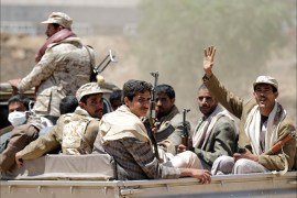 مسلحون حوثيون على متن سيارة للجيش في صنعاء الجزيرة نت