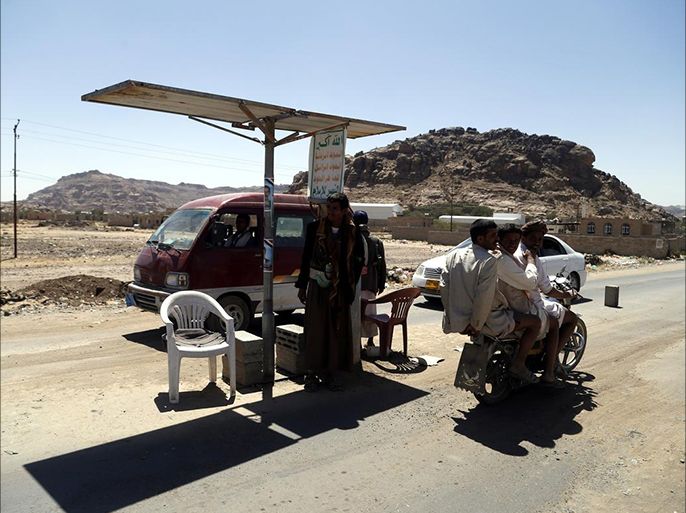 قام مجموعة من المسلحين الحوثيين بنصب نقاط تفتيش في المدخل الشمالي للعاصمة صنعاء, وشوهد المسلحين وهم يدققون بالعربات التي تمر على جانبي الطريق من خلال نقاط التفتيش التي نصبوها.