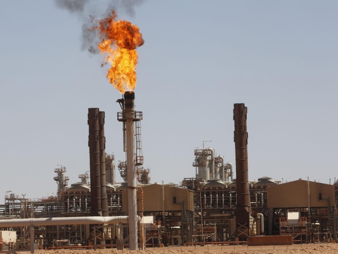 ‪العاطلون يطمحون لمنصب بشركات النفط في الجنوب الجزائري‬ (رويترز)