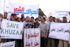 المشاركين في الاحتجاج من سكان بلدة خزاعة على مدخل البلدة ويظهر في الصور اللافتات المطالبة بإعادة الخدمات للبلدة