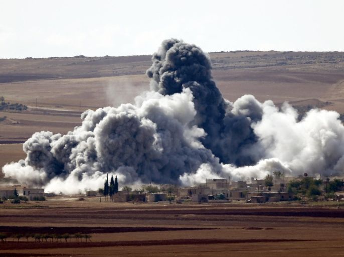 Smoke rises from a village on the outskirts of the Syrian town of Kobani, seen from near the Mursitpinar border crossing on the Turkish-Syrian border in the southeastern town of Suruc in Sanliurfa province October 15, 2014. American-led forces conducted 21 airstrikes near Kobani, Syria, in the last two days to slow the advance of Islamic State militants, the U.S. military said on Tuesday, warning the situation on the ground is fluid as militants try to gain territory. REUTERS/Kai Pfaffenbach (TURKEY - Tags: MILITARY CONFLICT POLITICS TPX IMAGES OF THE DAY)