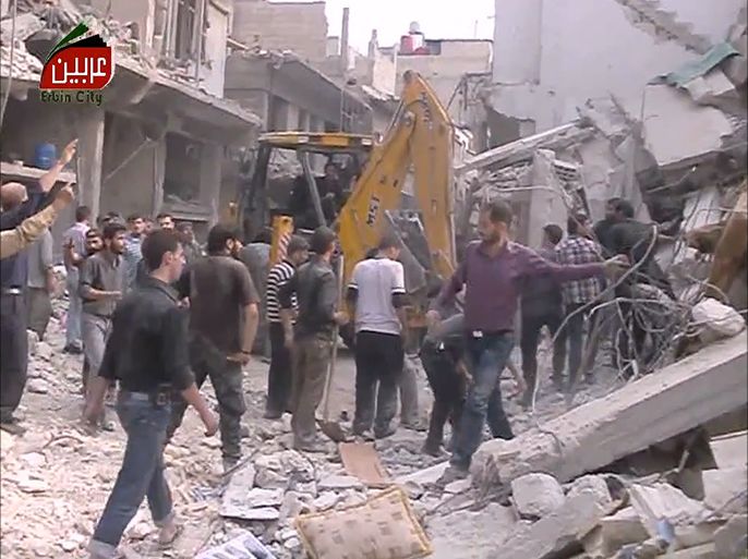 انتشال الجرحى من تحت الأنقاض في عربين بريف دمشق