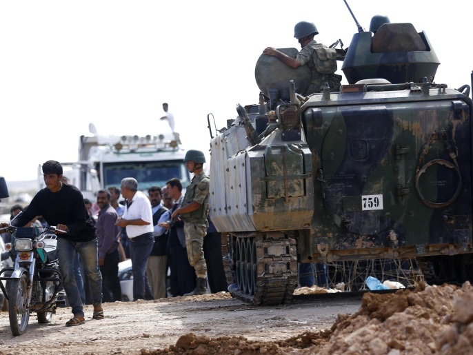 ‪تركيا عززت انتشارها العسكري على حدودها المحاذية لمدينة عين العرب‬  (رويترز)