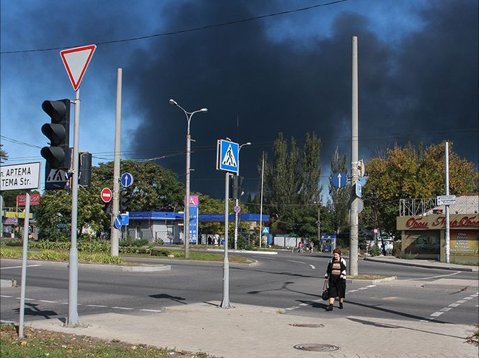 epa04427712 Black smoke from shelling rises in the air near the International airport in Donetsk, Ukraine, 02 October 2014. Fierce fighting was underway 02 October in the eastern Ukrainian city of Donetsk, and witnesses reported massive explosions in the area where the airport is located. It was another sign that a month-old ceasefire was being ignored. Russian news agencies reported the fighting near the airport, but there were no immediate casualty figures. The Ukrainian military said that pro-Russian separatists had launched fresh attempts to take the airport. EPA/PHOTOMIG