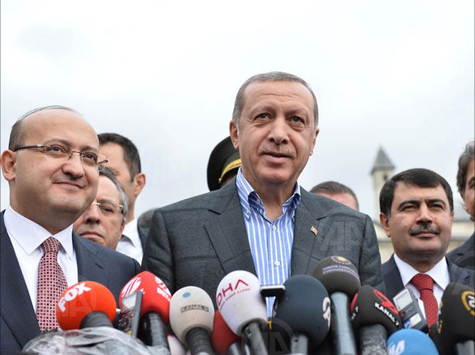 قال الرئيس التركي رجب طيب أردوغان، في تصريح لمراسلي وكالاتٍ، ومحطاتٍ إعلامية، أمام جامع السلطان أحمد الذي أدّى به صلاة العيد، وسط إسطنبول، "إذا ثبت إدلاء "جو بايدن" بمثل تلك التصريحات، فإنه سيصبح جزءًا من الماضي بالنسبة لي"، مضيفاً: "إذا أدلى السيد "بايدن" فعلاً بتصريحات من هذا القبيل في هارفارد، فسيترتب عليه تقديم اعتذار لنا".