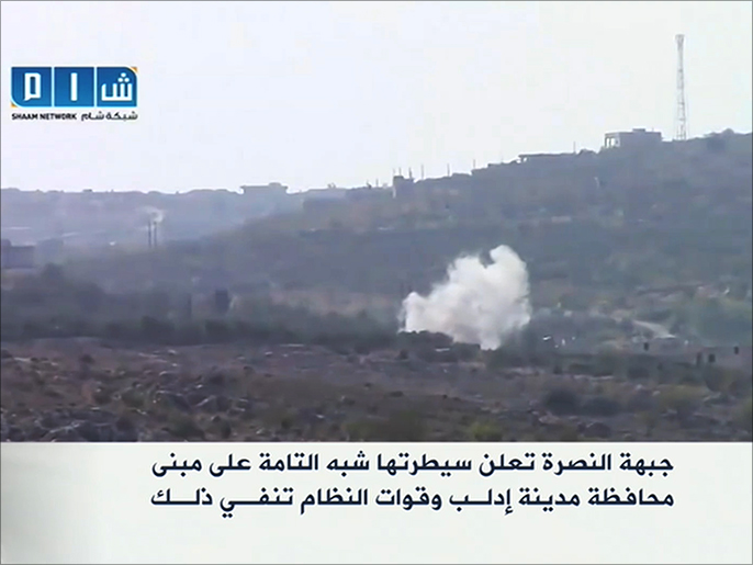 ‪دخان يتصاعد جراء الاشتباكات والقصف عقب اقتحام النصرة مقر محافظة إدلب‬ (الجزيرة)