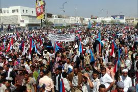 epa04446417 Thousands of pro-secession southern Yemenis hold flags of the former People's Democratic Republic of Yemen during an anti-unity rally in the southern port city of Aden, Yemen, 14 October 2014. Even as Shiite Houthi militias occupy Sana'a and as of 14 October Yemen's second largest port city of Hodeida reports state thousands of southern Yemenis took to the streets in Aden demanding secession from north Yemen. North and South Yemen unified in 1990 but southerners complain of being marginalised, particularly since they lost a four-month civil war in 1994. EPA/STRINGER EPA/STRINGER