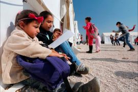 الأطفال يمرحون ويلعبون في مدرسة مشيدة من الخيم تشبه المخيمات التي يعيشون فيها في زحلة شرق لبنان في أوكتوبر 24 2014