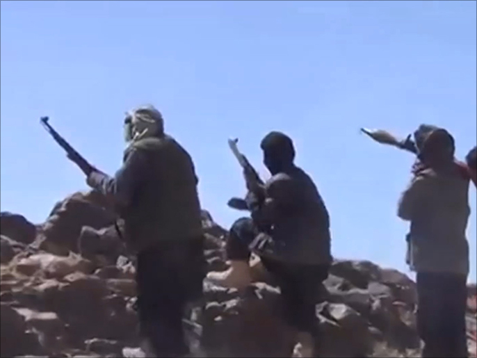 المواجهات تواصلت بين الحوثيين ومقاتلي القاعدة والقبائل (الجزيرة)