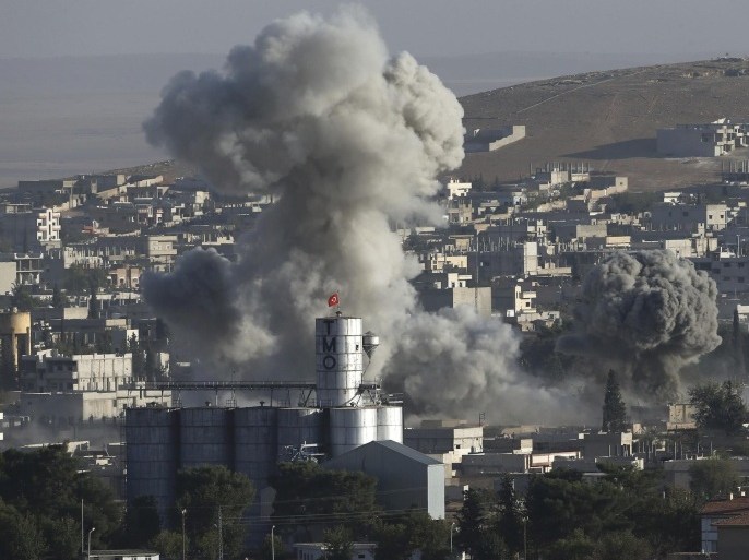 Smoke rises after an U.S.-led air strike in the Syrian town of Kobani Ocotber 10, 2014. Islamic State fighters advanced deeper into the Syrian town of Kobani on the Turkish border on Friday, taking almost complete control of an area where the local Kurdish administration is based, a group monitoring the violence reported. REUTERS/Umit Bektas (SYRIA - Tags: CIVIL UNREST MILITARY CONFLICT)