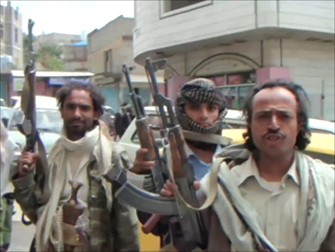 مسلحو جماعة الحوثي يشتبكون مع الأهالي في محافظة إب (الجزيرة)