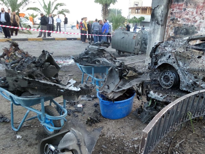 ‪موقع الانفجار الذي استهدف السفارة المصرية وسط طرابلس‬  (غيتي/الفرنسية)