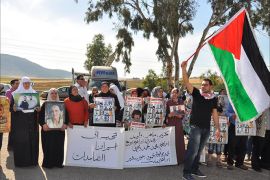 عائلات أسرى الداخل الفلسطيني تعتصم قبالة معتقل شطة احتجاجا على عدم التزام إسرائيل بتعهداتها للسلطة الفلسطينية بإنجاز الدفعة الرابعة للأسرى القدامى والمعتقلين قبل اتفاقية أوسلو، الصور التقطت شهر أبريل-نيسان 2014.