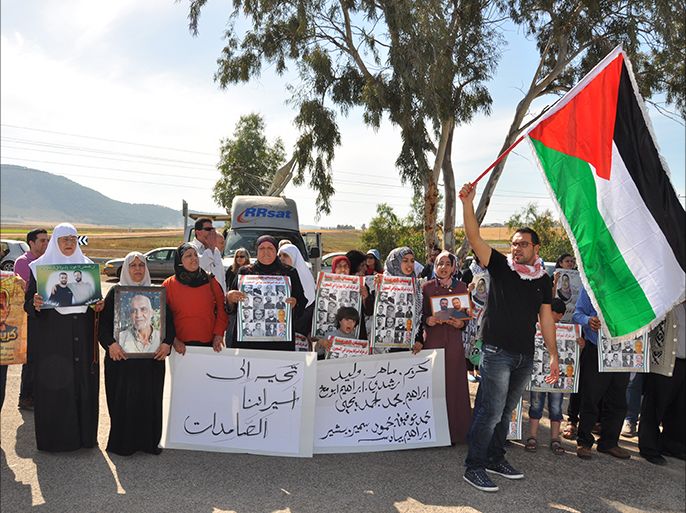 عائلات أسرى الداخل الفلسطيني تعتصم قبالة معتقل شطة احتجاجا على عدم التزام إسرائيل بتعهداتها للسلطة الفلسطينية بإنجاز الدفعة الرابعة للأسرى القدامى والمعتقلين قبل اتفاقية أوسلو، الصور التقطت شهر أبريل-نيسان 2014.