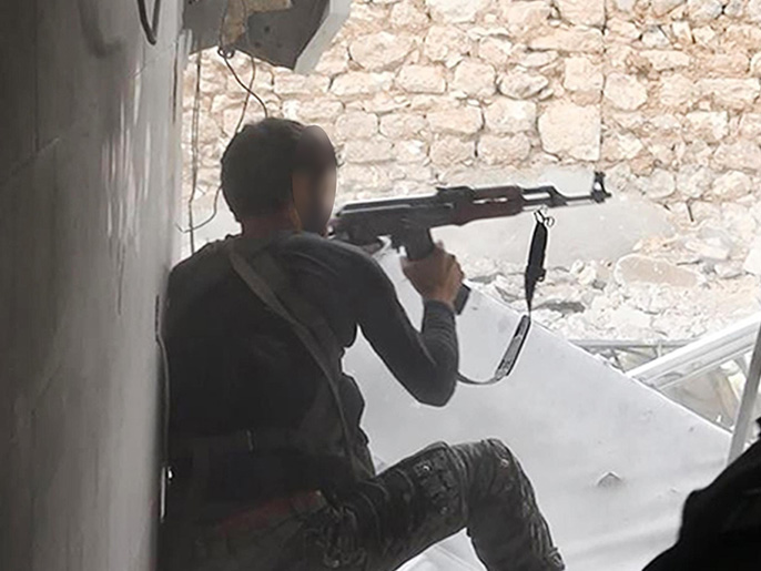 مقاتل لتنظيم الدولة الإسلامية أثناء معارك في عين العرب (رويترز-أرشيف)