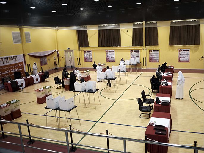 Bahraini election officials wait at a deserted polling station in the village of Jidd Hafs, west of the capital Manama, on November 29, 2014, as the Gulf kingdom holds the second round of municipal and legislative elections. Controversy clouded last weekend's first round and its focus on turnout, a key marker of the validity of the election, after the opposition boycotted it, calling it a "farce". AFP PHOTO/MOHAMMED AL-SHAIKH