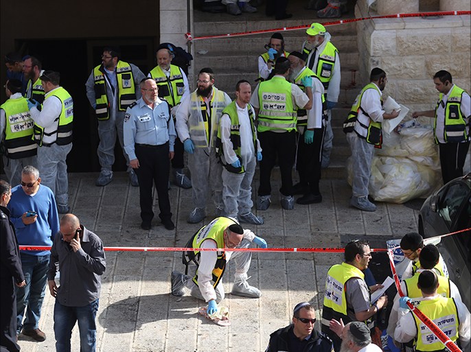epa04494006 Emergency personnel at the scene of an attack at a synagogue in a religious area of Jerusalem, 18 November 2014. Initial reports say at least two Palestinian men from East Jerusalem entered the synagogue with weapons and attacked worshippers, killing five Israelis and injuring some 10 others. EPA/ABIR SULTAN