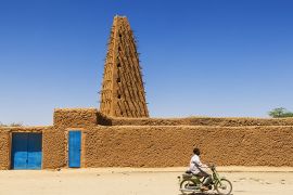 View of the ancient Mosque - Agadez - الموسوعة