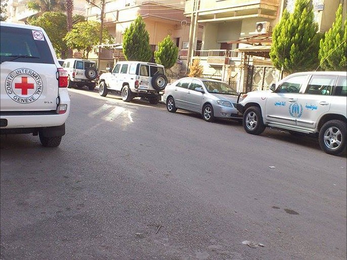 سيارات وفد الأمم المتحدة بالقرب من حي الوعر بحمص