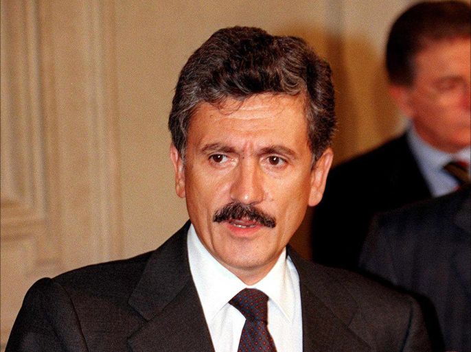 I12-19981019-ROME, ITALY: Italian leftist leader and Prime Minister-designate Massimo D' Alema speaks to journalists at Quirinale Palace after accepting a full mandate to form a new government by president Oscar Luigi Scalfaro, 19 October 1998. EPA PHOTO ANSA/CLAUDIO ONORATI/pal/kr