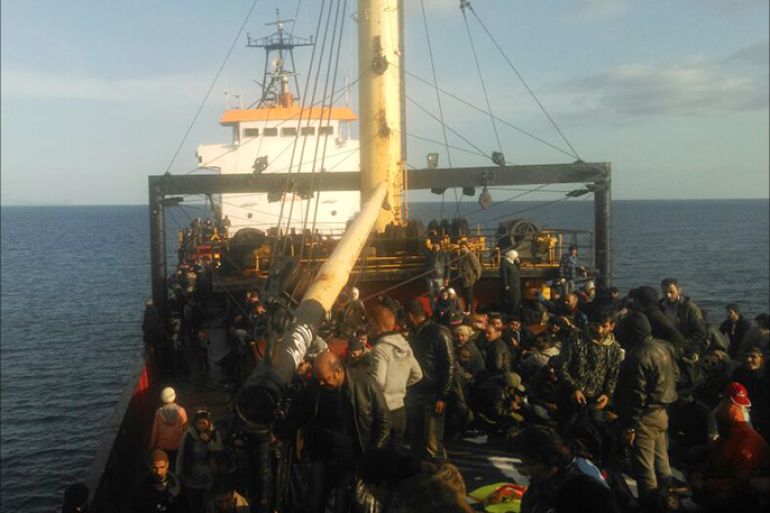 اللاجئون مجتمعون على متن السفينة