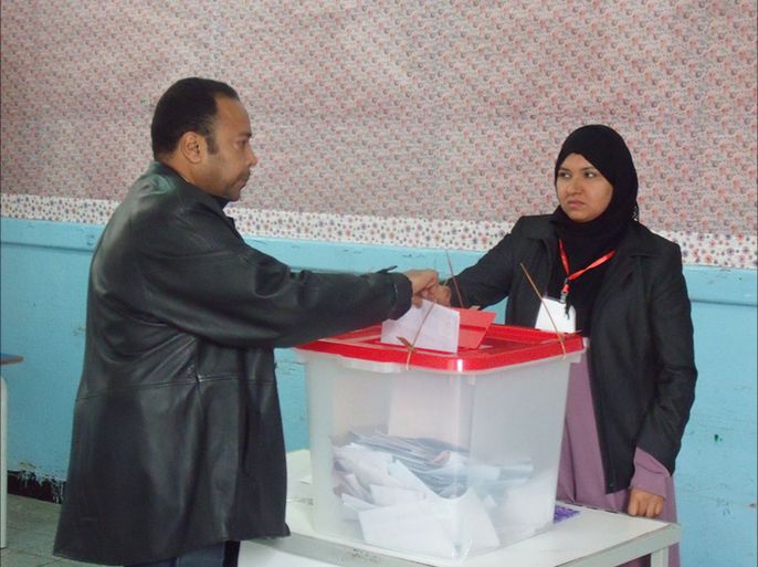 الناخبون التونسيون سيتجهون لصناديق الاقتراع نهاية هذا العام للحسم في اختيار الرئيس (داخل مركز اقتراع في تونس العاصمة 23 نوفمبر/تشرين الثاني 2014)