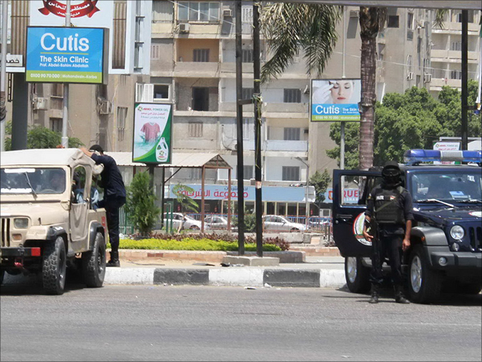‪قوات الشرطة تكثف انتشارها بالشوارع‬ (الجزيرة)