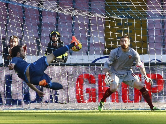 ‪الأرجنتيني غونزالو هيغواين سجل أول أهداف نابولي‬ (الفرنسية/غيتي)