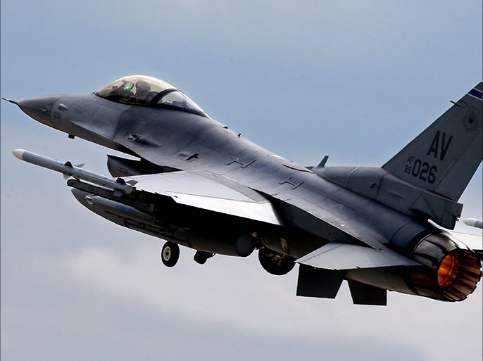 epa04161906 An F16 jet of the US Air Force takes off during Romanian-American joint military drill called 'Dacian Viper 2014' at Campia Turzii military air-base, 425 kilometers north-west of Bucharest, Romania, 10 April 2014. More than 200 Romanian soldiers, jet pilots and technical staff, along with about 250 US Air Force military with F16 fully equipped war aircrafts, are taking part in the joint military exercise between 10 and 17 April 2014. EPA