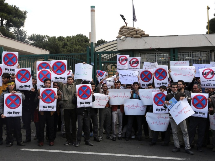 ‪مظاهرة لطلاب إيرانيين أمام مفاعل أبحاث في العاصمة طهران‬ (غيتي/الفرنسية)