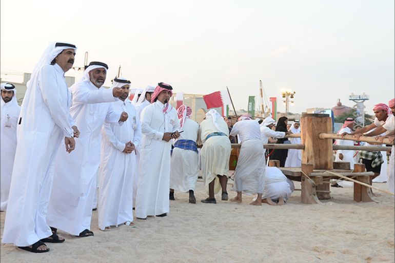 الأمير الوالد الشيخ حمد بن خليفة آل ثاني يشهد انطلاقة مهرجان المحامل التقليدية