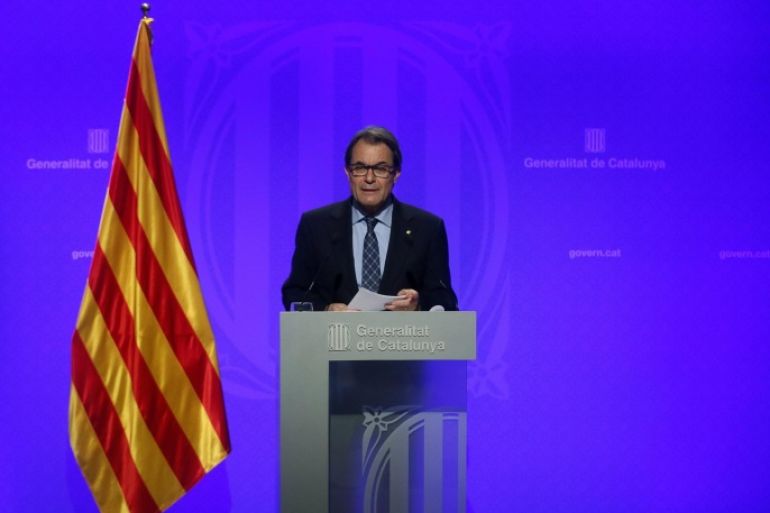 Catalan President Artur Mas speaks during a news conference at Palau de la Generalitat in Barcelona November 11, 2014. REUTERS/Albert Gea (SPAIN - Tags: POLITICS ELECTIONS)
