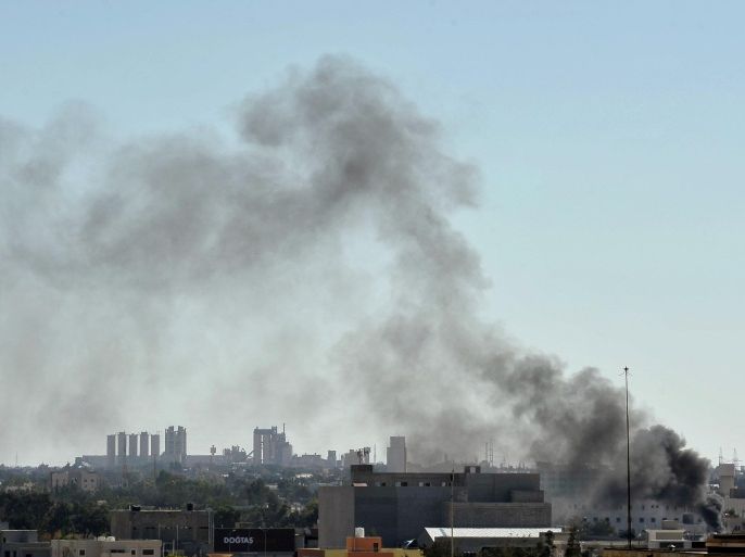 Smoke billows above areas where clashes are taking place between pro-government forces, who are backed by the locals, and the Shura Council of Libyan Revolutionaries, an alliance of former anti-Gaddafi rebels, who have joined forces with the Islamist group Ansar al-Sharia, in Benghazi November 16, 2014. REUTERS/Esam Omran Al-Fetori (LIBYA - Tags: CIVIL UNREST POLITICS)