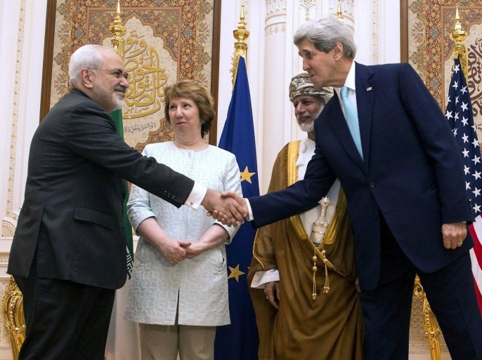 U.S. Secretary of State John Kerry (R) and Iranian Foreign Minister Javad Zarif (L) shake hands as Omani Foreign Minister Yussef bin Alawi (2nd R) and EU envoy Catherine Ashton watch in Muscat November 9, 2014. Zarif began talks with Kerry and Ashton in Oman on Sunday to try to advance efforts to end a standoff over Tehran's nuclear programme, a witness said. REUTERS/Nicholas Kamm/Pool (OMAN - Tags: POLITICS ENERGY)