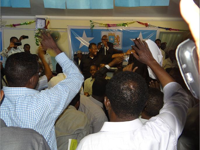 نواب يصيحون في وجه رئيس البرلمان منعا لفتح الجلسة وتوزيع مذكر لسحب الثقة من رئيس الوزراء ،مقديشو 11 نوفمبر 2014 (الجزيرة نت ).