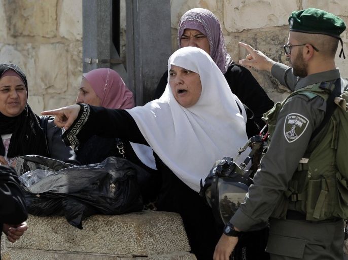 Palestinian women are blocked by Israeli security forces outside the al-Aqsa mosque compound in the Old City of Jerusalem on October 8, 2014. Clashes broke out the previous day as Palestinians protested against Jews visiting the flashpoint holy site on the eve of the week-long holiday for Sukkot, or Feast of Tabernacles, Israeli police said. AFP PHOTO/AHMAD GHARABLI