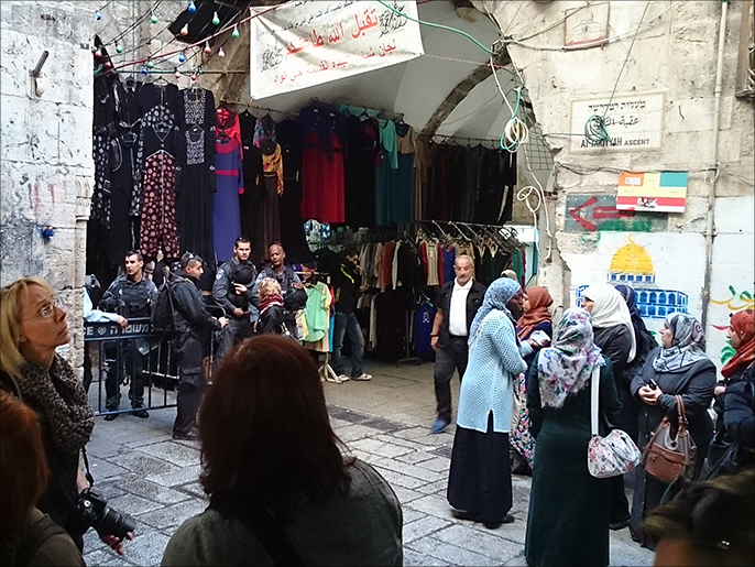 فلسطينيات مرابطات أمام باب المجلسيمنعهنّ الاحتلال من دخول الأقصى (الجزيرة)