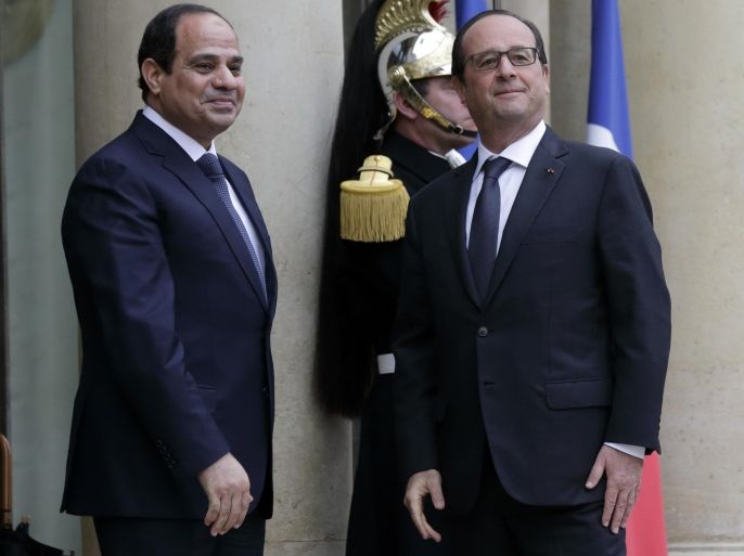 French President Francois Hollande welcomes Egyptian President Abdel Fattah al-Sisi as he arrives at the Elysee Palace in Paris, November 26, 2014. REUTERS/Philippe Wojazer (FRANCE - Tags: POLITICS)