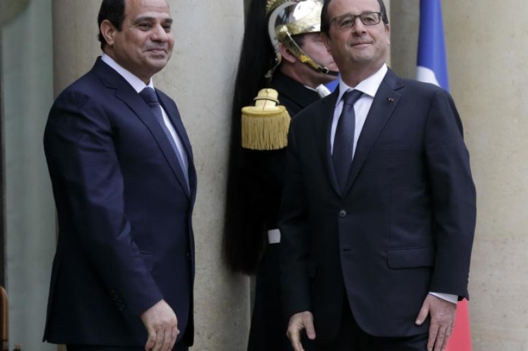 French President Francois Hollande welcomes Egyptian President Abdel Fattah al-Sisi as he arrives at the Elysee Palace in Paris, November 26, 2014. REUTERS/Philippe Wojazer (FRANCE - Tags: POLITICS)