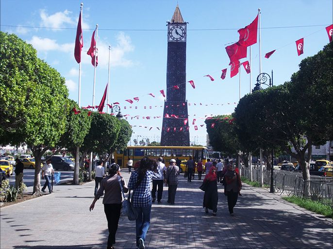التونسيون يدلون بأصواتهم يوم الأحد لانتخابات رئيس جديد للبلاد (سبتمبر/أيلول 2014 شارع الحبيب بورقيبة بالعاصمة تونس)
