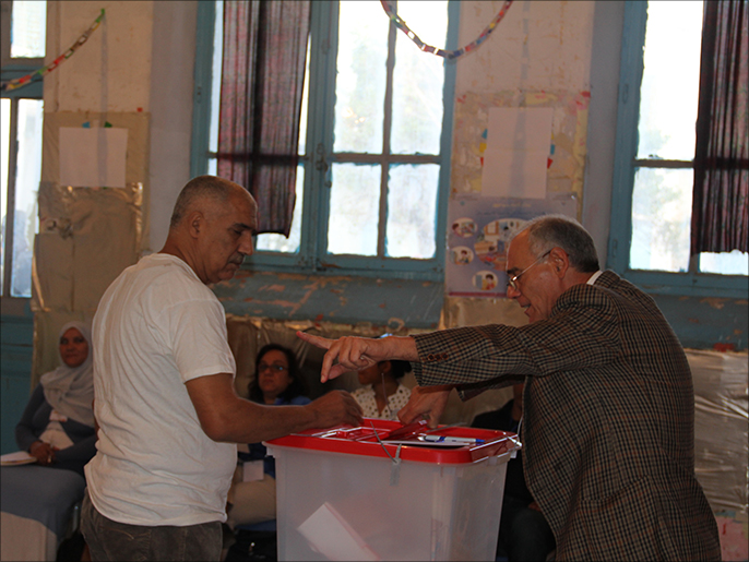 ‪باريس رحبت بالتزام الشعب التونسي بإنجاح عملية الانتقال الديمقراطية‬ (الجزيرة)